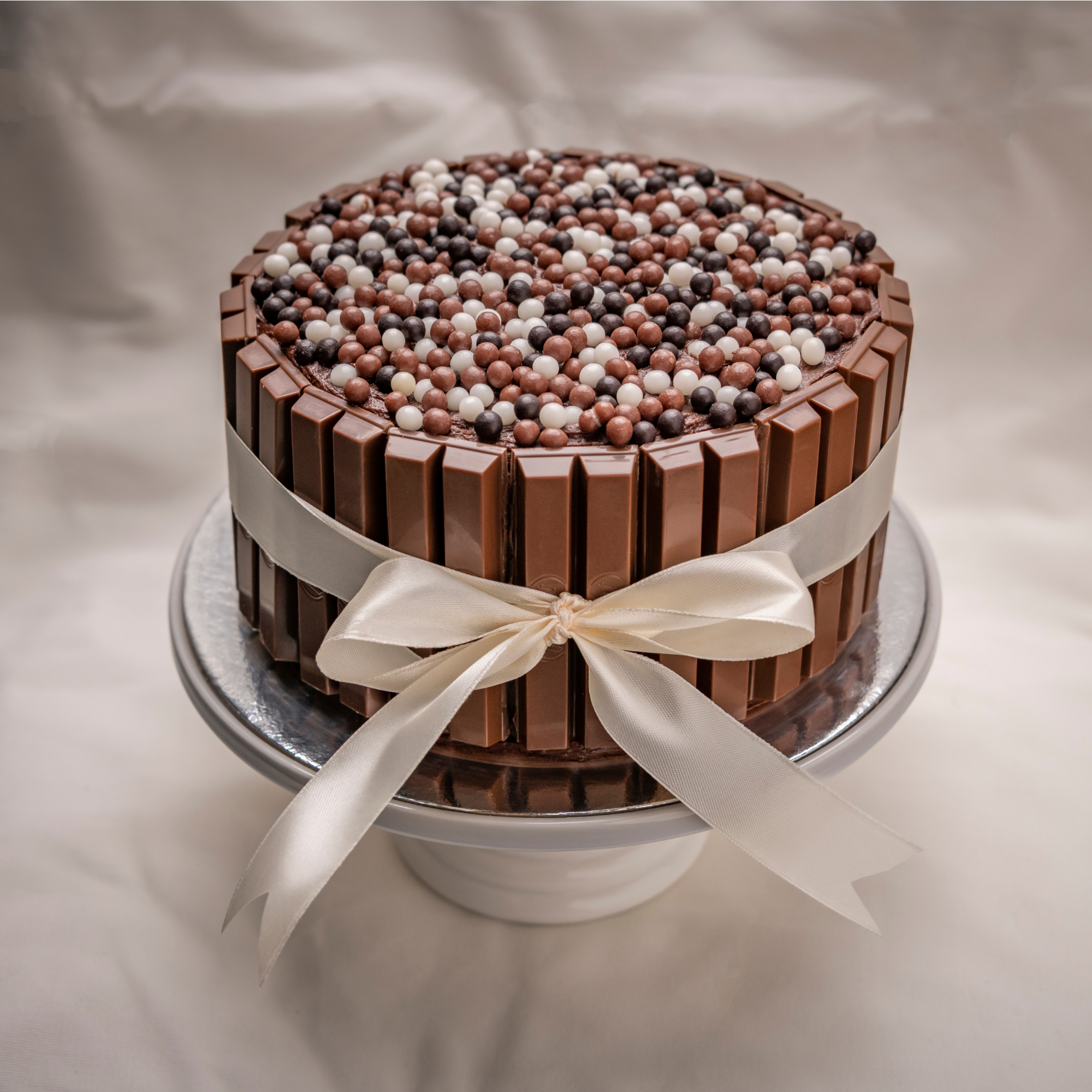 Kitkat Oreo Birthday Cake Delivery Online | Send Birthday Cake Online |  Order Birthday Cake Online